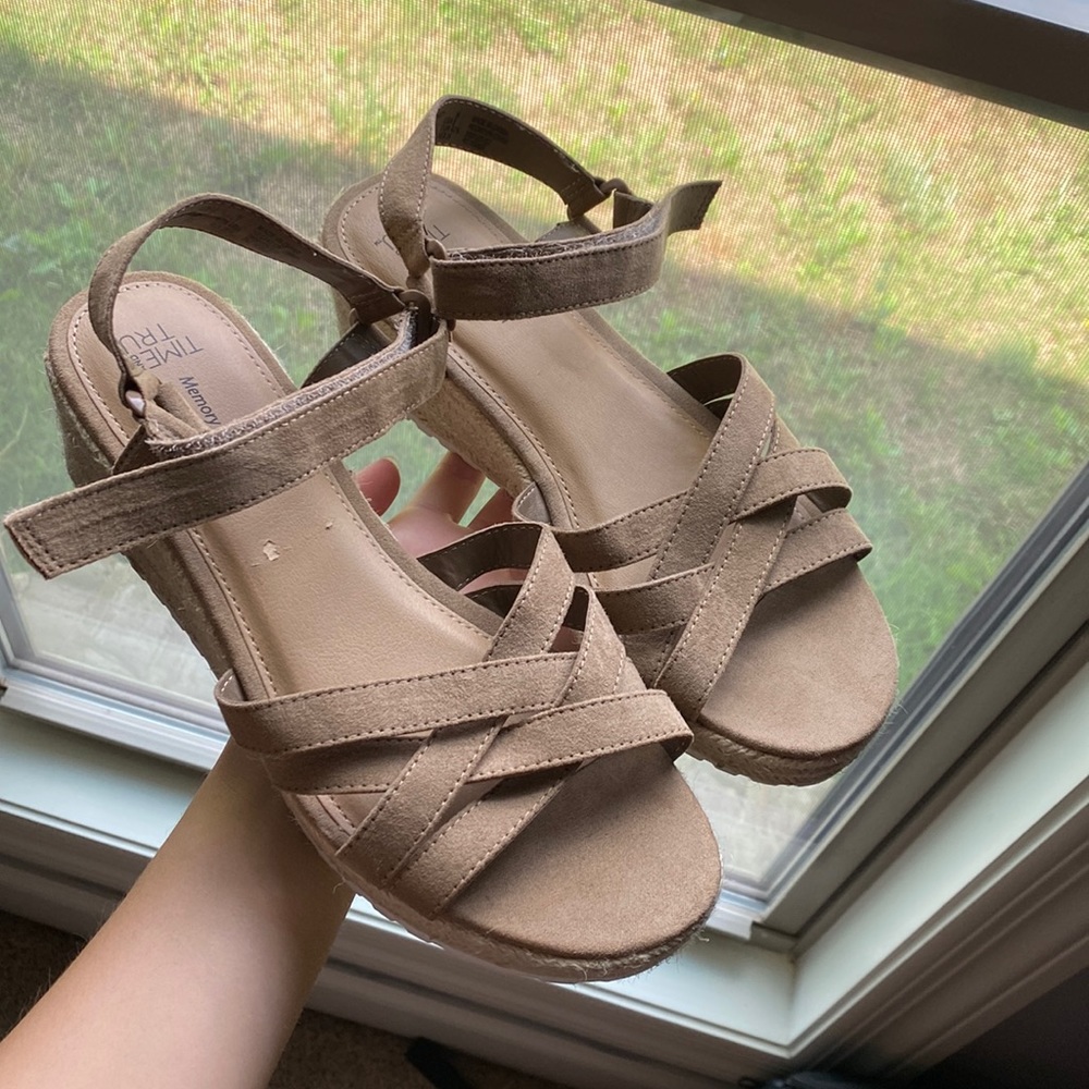 Super cute summer wedges, barely worn, very comfy